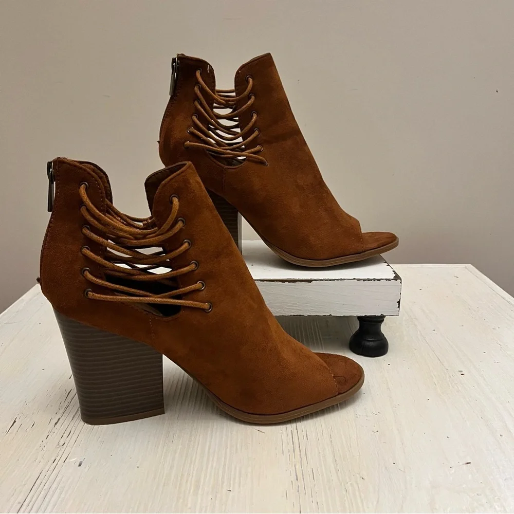 Women's Bamboo Brown Tan Suede‎ Zipper Back Lace Sides Peep Toe Heels Size 9